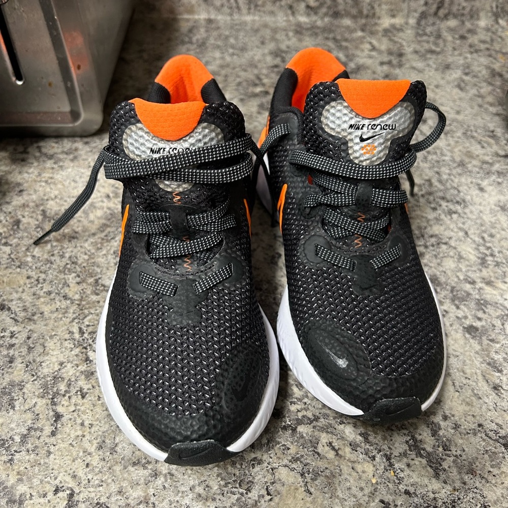 Nike renew boys shoe string tie athletic shoes brand new with tag size 3.5Y